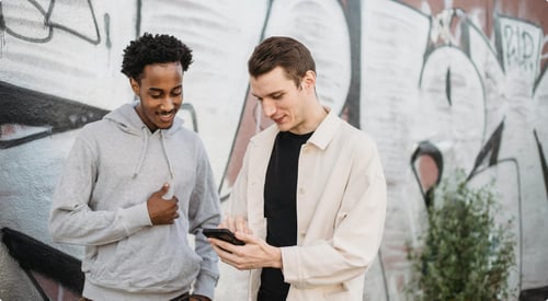 Männer mit Smartphone